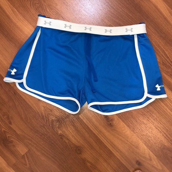 Under Armour Pants - Under armour women’s heat gear shorts size medium